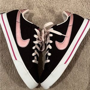 Nike pink canvas sneakers 💓